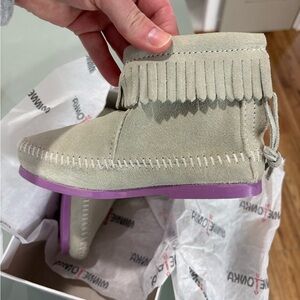 Girls Minnetonka moccasins